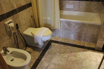 Deep Soaking Bathtub